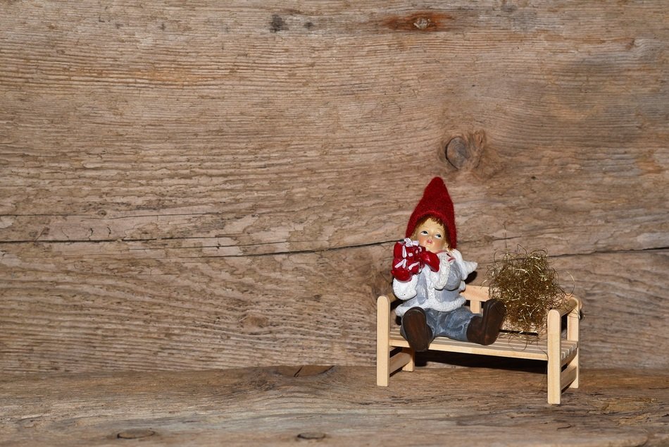 wichtel figure fig wooden bench