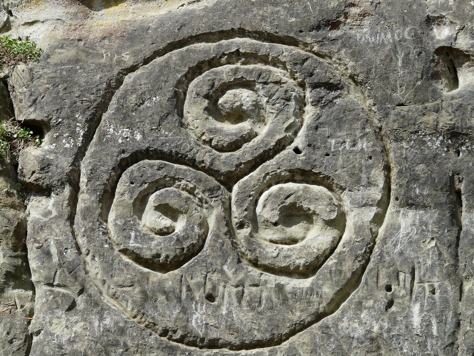 triskelion steinzeichnung rock