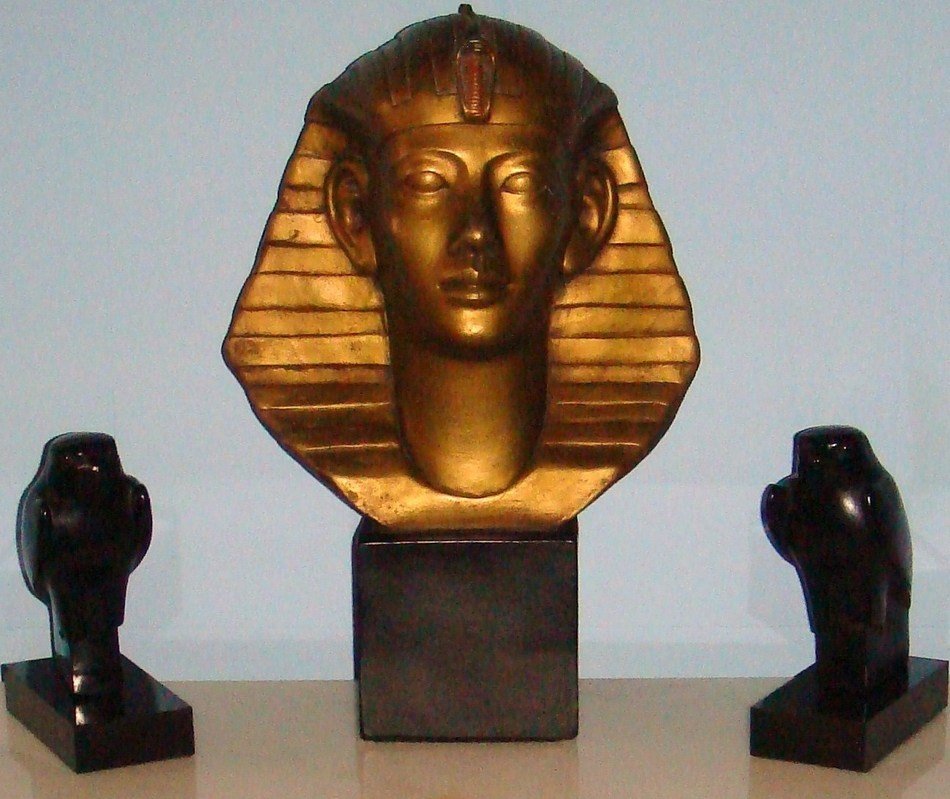 Masonic figures and the figure of the Egyptian pharaoh