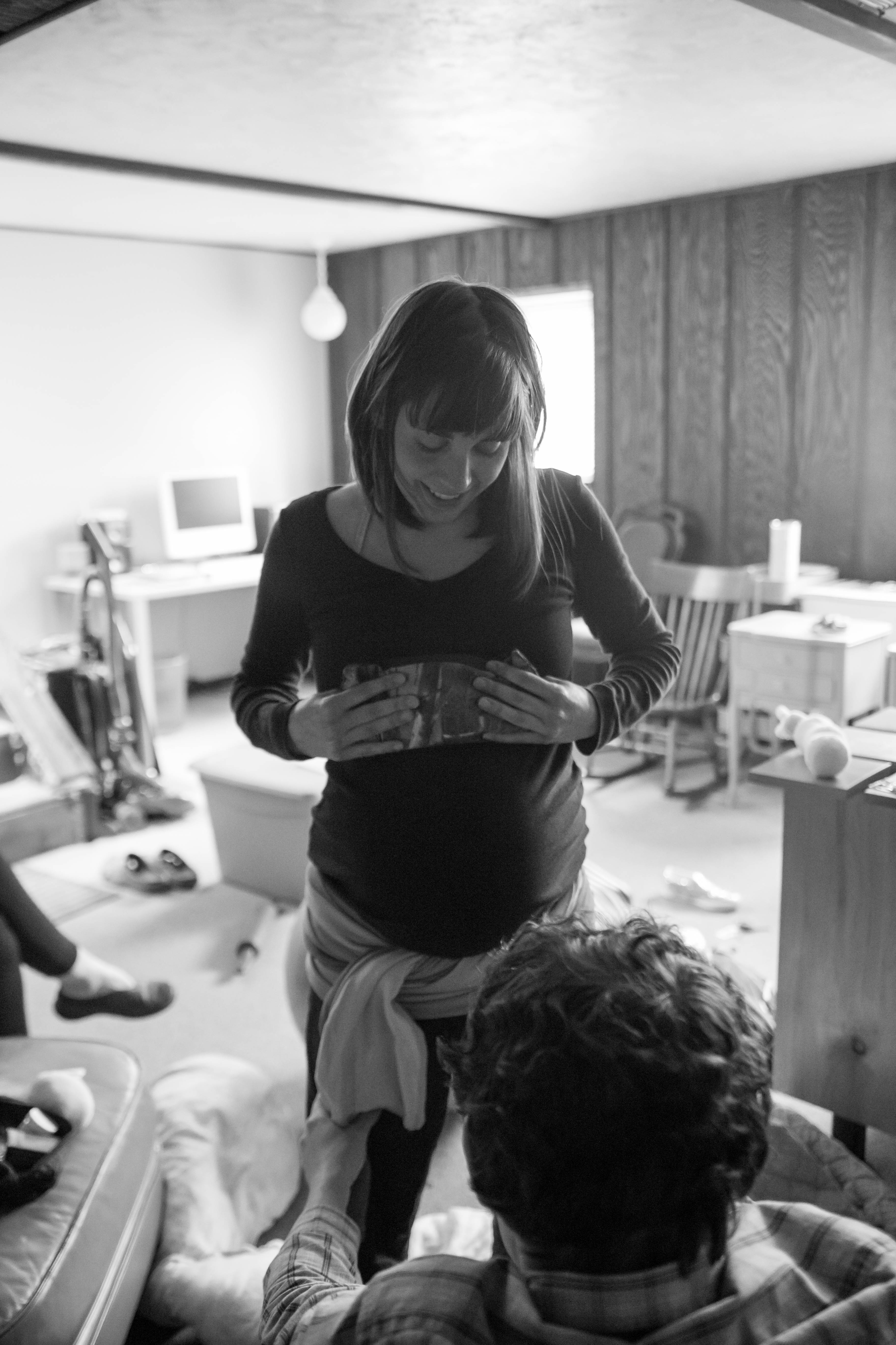 black-and-white-photo-of-a-pregnant-girl-in-a-room-free-image-download