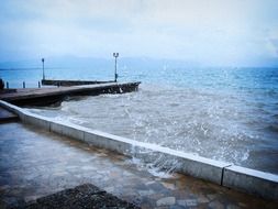 peer water splash storm rain