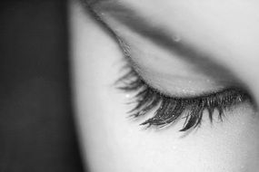 Black and white photo of the woman eyelashes