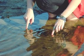 hand in water
