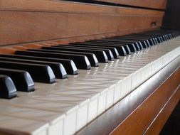 side view of the piano keys