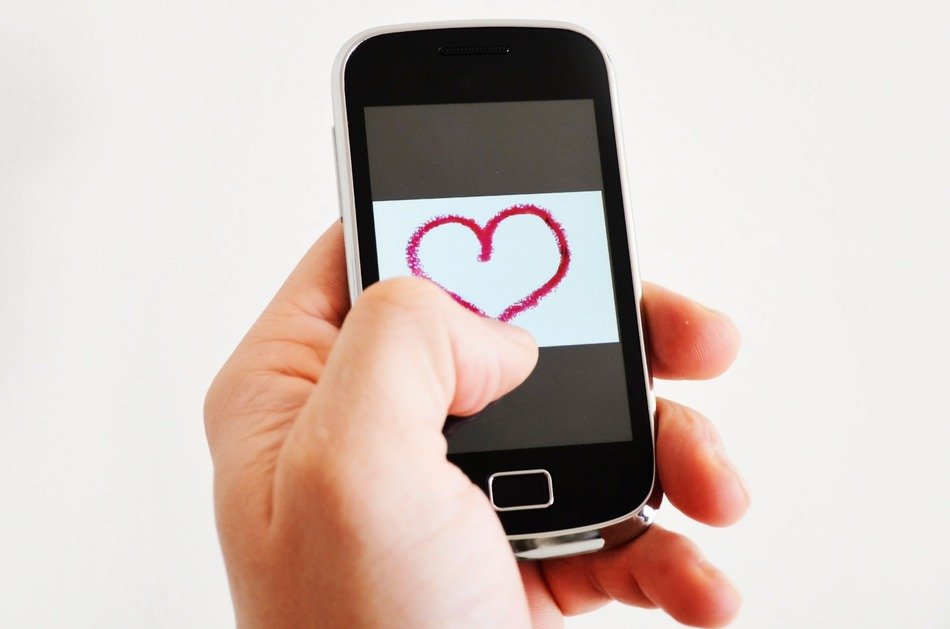 sending heart by smartphone