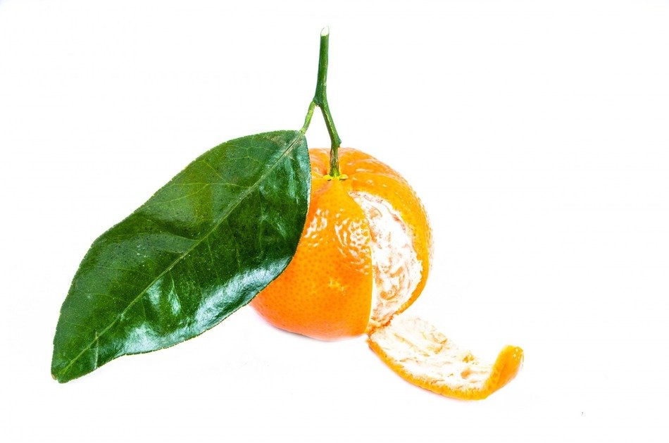 mandarin with green leaf