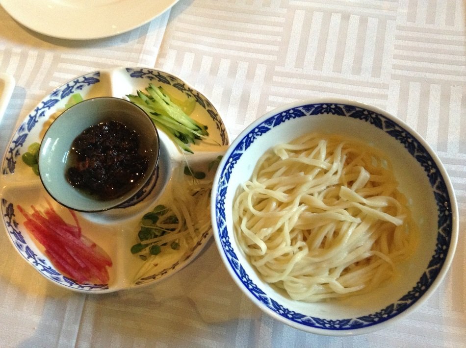 background roast duck noodles