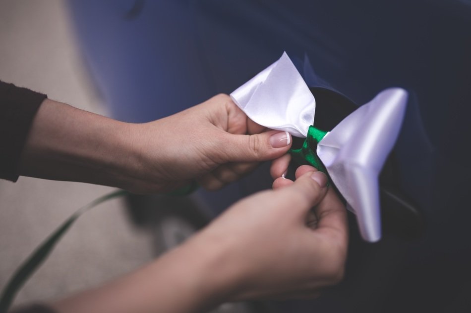 tying a bow on car handle