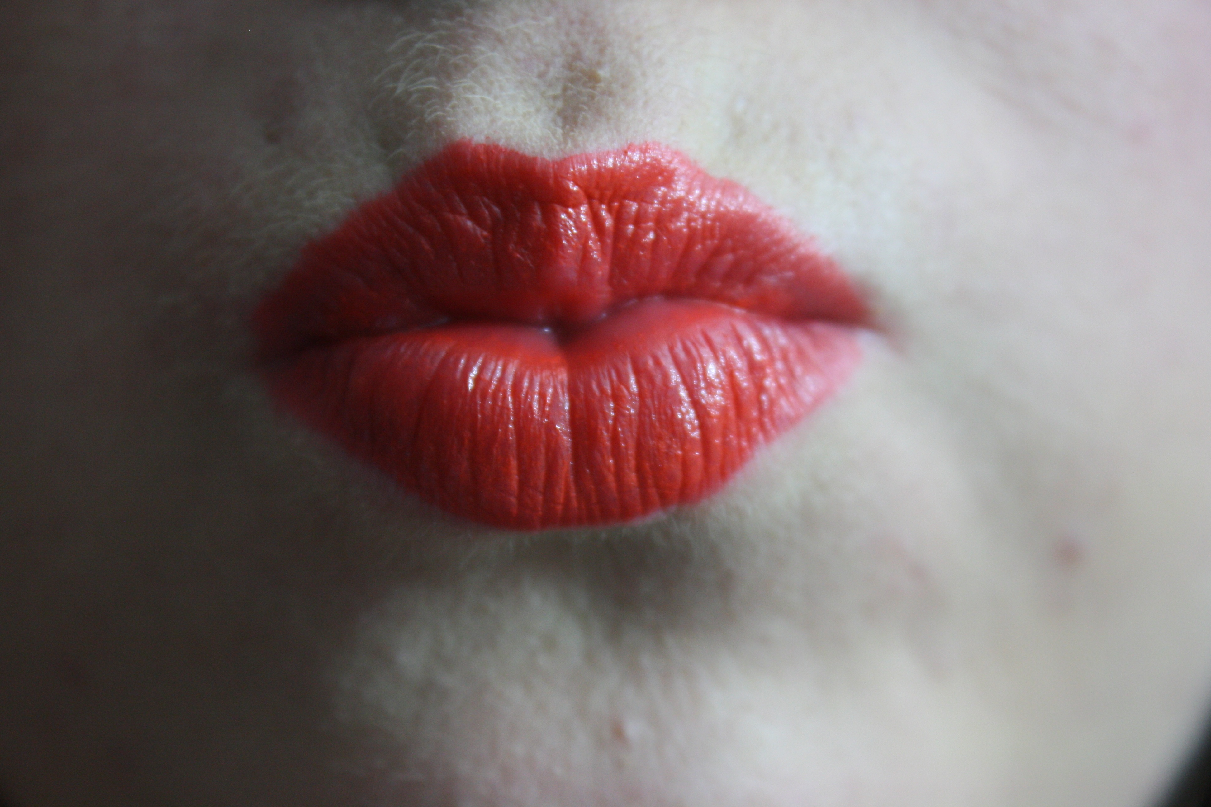 Поцелуй с красной помадой на губах