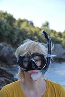 girl with underwater mask