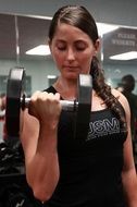 woman doing dumbbell curls