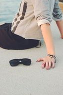 girl woman hand nail sunglasses