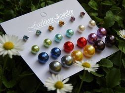 colored rhinestones on the background of daisies