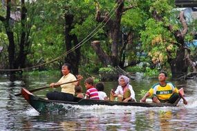 locals on a boat on the lake Tonle Sap