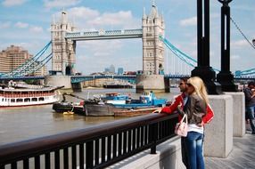 couple at the tower bridge london