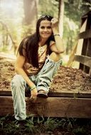 girl in jeans posing in the countryside