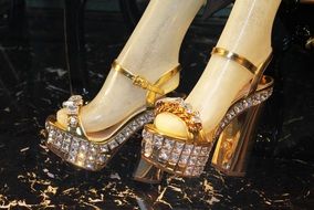 Luxurious sandals with jewels
