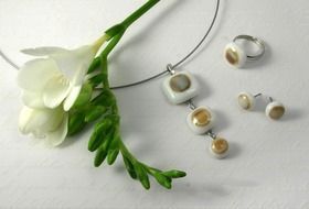 Earrings with jewels and white flower