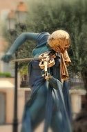 violinist with a Golden cloth on the whole head sculpture