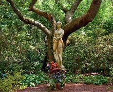 Sculpture of the woman in the garden