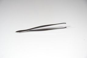 tweezers eyebrows