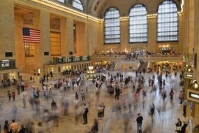 crowded central train station in new york