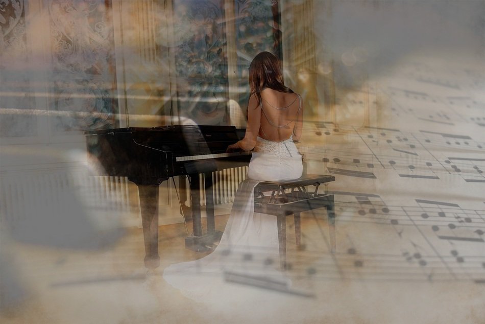 woman and piano drawing