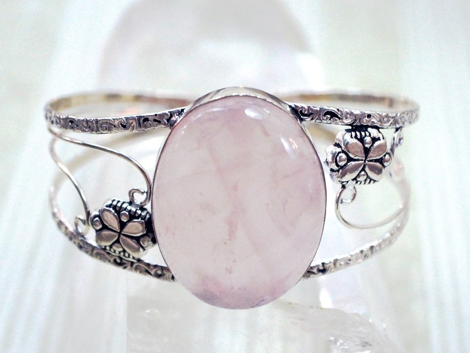 Ring made of pink quartz