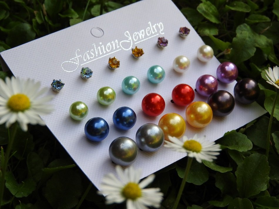 colored rhinestones on the background of daisies
