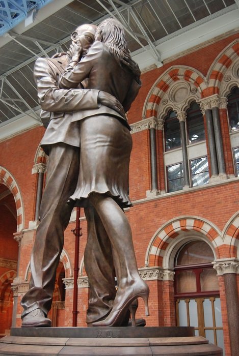 statue of a couple in love at london train station