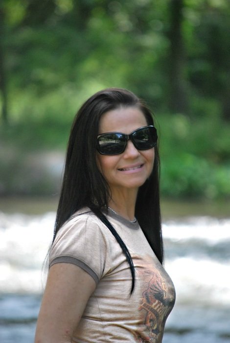 Brunette woman with the black sunglasses