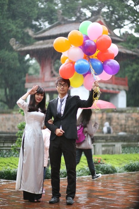 couple asian balloons