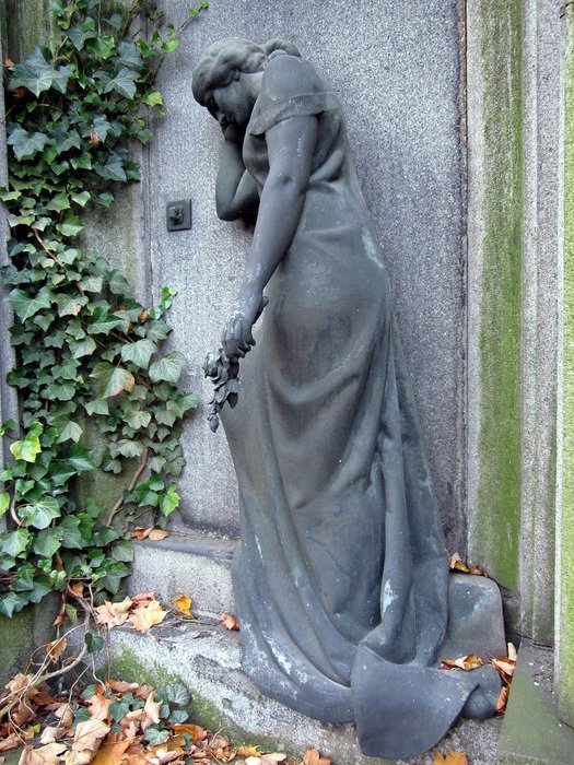 statue of a grieving woman on the grave
