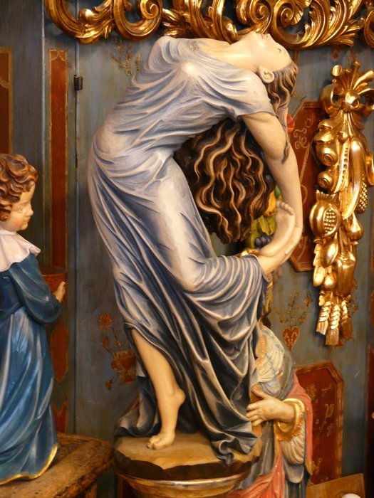 Sculpture of the pretty woman
