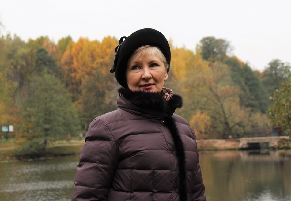 Woman with the beret in autumn