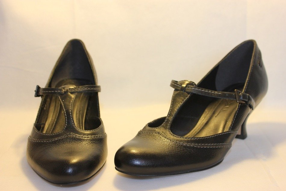picture of the black shoes