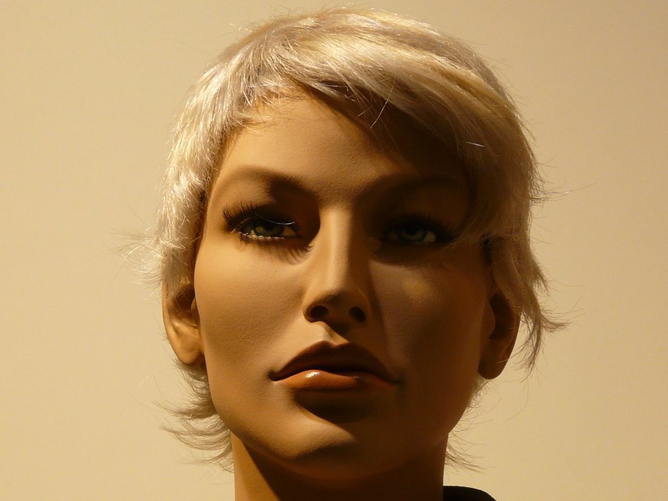 Dummy head with excellent face makeup