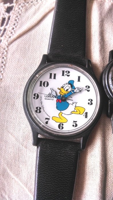 children's watch with a picture of donald duck
