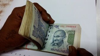 cash counting in indian hundred rupees