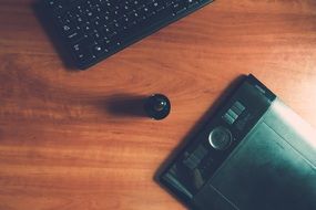 Black tablet and keyboard on the desk