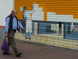 painting facade on the gate