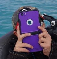 child plays games on the phone