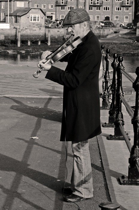 black and white photo of a playing violinist