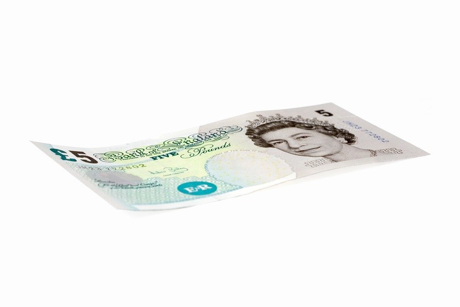 note with the image of the queen