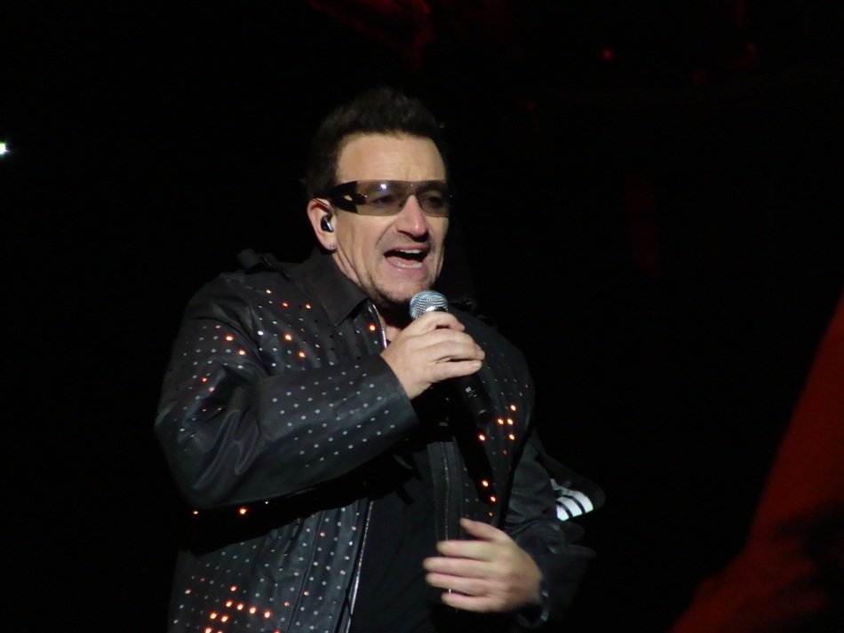 singer Paul David Hewson оn concert