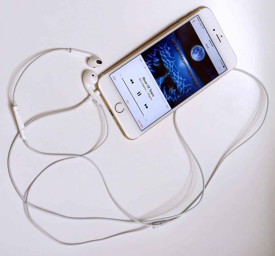 iphone 6 plus with earphones