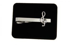 treble clef on a tie clip
