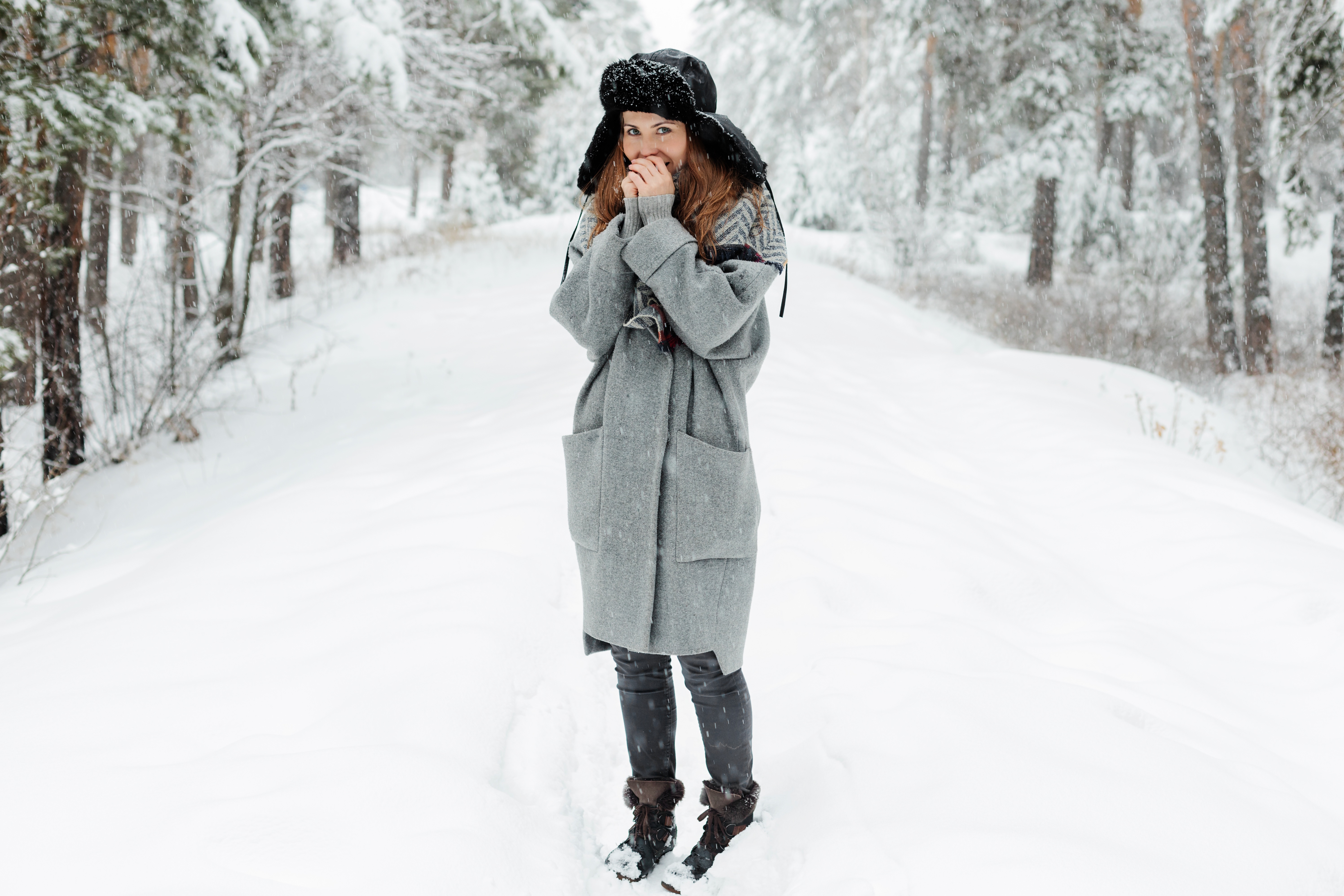 Девочки на трассе зимой. Пальто в зимние Морозы. Девушка на трассе зимой. Девушка замерзшая в пальто. Https pixabay com ru images search