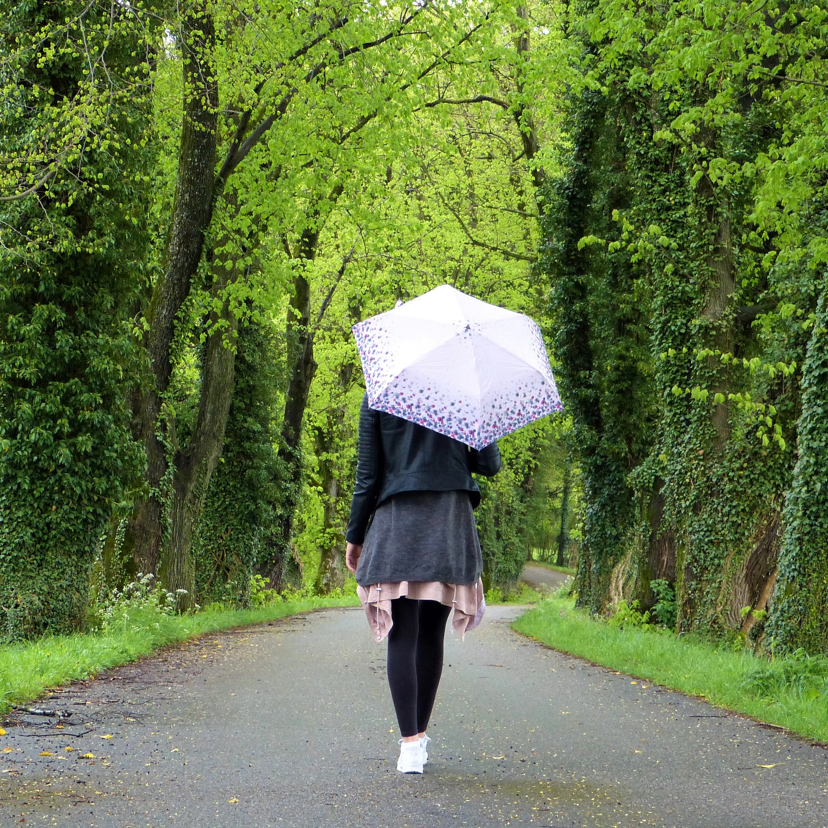 Девушка с зонтиком со спины