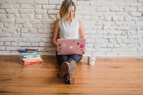 Influencer Writing woman